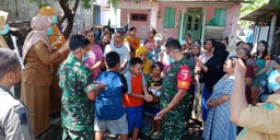 Babinsa koramil 0816/04 porong ikut berpartisipasi dalam penanganan virus corona