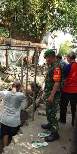 Kopka Nurkolis Babinsa 0816/01 Kerja Bakti dengan warga pembersihan selokan