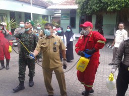 Babinsa Koramil 0816/17 Gedangan Bantu Penyemprotan Cairan Disinfektan