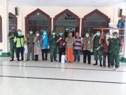 ANTISIPASI PENYEBARAN VIRUS CIVID 19/CORONA KORAMIL 0816/14 TAMAN LAKUKAN PENYEMPROTAN DISINFEKTAN