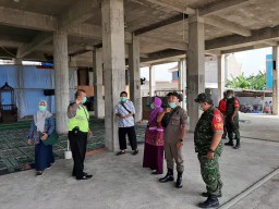 Anggota Ramil0816/07 ikut dlm Penyemprotan dan Sosialisasi Covid 19 dr Dinas kesehatan Kec. Krembung