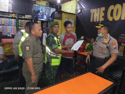 Anggota koramil 0816/01 melaksanakan patroli bersama di wilayah Sidoarjo