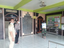 Babinsa Koramil 0816/12 Prambon lakukan penyemprotan desinfektan di tempat ibadah dan rumah warga