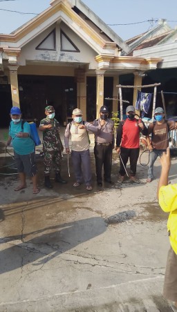 Antisipasi Penularan Virus Corona, Babinsa Dan Babinkamtibmas Bantu Penyemprotan Di Desa Janti