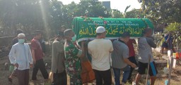 Babinsa pucang Laksanakan Takziah Sebagai Wujud Empati Kepada Warga