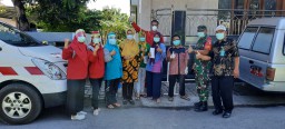 Babinsa Koramil 0816/17 Gedangan melaksanakan penyemprotan disinfektan di fasilitas umum