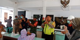 Bersama Dinas Kesehatan Kec porong, Koramil 04/ porong Melakukan Sosialisasi dan Penyemprotan Disinfektan