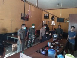 Kopka Nurkolis Babinsa koramil 0816/01 sinergis dengan Polsek kota imbau warga sidoarjo hindari kerumunan