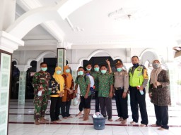 BABINSA DAN BABINKAMTIBMAS BANTU TAKMIR MASJID PENYEMPROTAN DISINFEKTAN PENCEGAHAN BAHAYA VIRUS CORONA