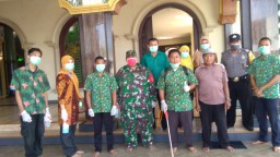 BABINSA KOPKA RUJIANTO BANTU PENYEMPROTAN CAIRAN DISINFEKTAN DI DESA TERUNG KULON.