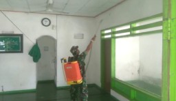 AGUS TRIANA BERSAMA BABINSA, BABINKAMTIBMAS BANTU PENYEMPROTAN CAIRAN DISINFEKTAN DI DESA BIAANNYA.