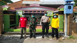 Babinsa, Babinkamtibmas dan Puskesmas Bersinergi Laksanakan Penyemprotan Disinfektan di Desa Tanjek Wagir dan Kedung Rawan Kec. Krembung.
