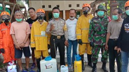 Kebersamaan Babinsa,relawan dan Warga Penyemprotan Disinfektan