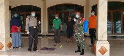 Kebersamaan babinsa 0816/01 Serda M Koim bersama Warga nya dalam penyemprotan Cairan Disinfektan.