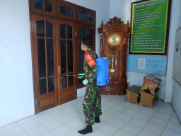 Koramil 0816/08 Jabon Cegah Covid-19 Dengan Lakukan Penyemprotan Disinfektan di Tempat Ibadah