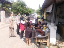 Peduli Masyarakat Tetap Sehat, Babinsa Desa Tarik Serda Ali Mustofa Bantu Penyemprotan Disinfektan Di Desa Tarik