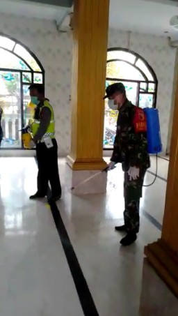 PENYEMPROTAN DESINFEKTAN PUSKESMAS BARENGKRAJAN BERSAMA FORKOPIMKA KRIAN CEGAH PENYEBARAN VIRUS CORONA COVID·19