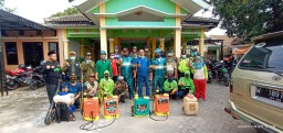 Babinsa Serma Nimrot Gultom laksanakan penyemprotan disinfektan cegah virus Corona di wilayahnya
