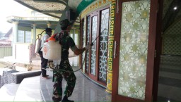 Koramil 0816/12 bersama Puskesmas sosialisasi dan penyemprotan desinfektan