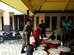 BABINSA DESA KUPANG SERTU SUGIANTO PEDULI MASYARAKAT TETAP SEHAT, LAKSANAKAN PENYEMPROTAN DISINFEKTAN