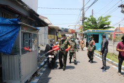 DANDIM 0816 SIDOARJO TERJUN LANGSUNG UNTUK MELAKUKAN PENYEMPROTAN DISINFEKTAN DI WILAYAH SEDATI