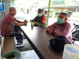 Babinsa Desa Balongtani Komsos Dengan Masyarakat Sekitar.