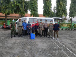 CEGAH VIRUS COVID 19/KORONA,BABINSA MELAKUKAN PENYEMPROTAN DISINFEKTAN DAN SOSIALISASI PENCEGAHAN PENYEBARAN VIRUS COVID 19 SERTA PHISICAL DISTANCING