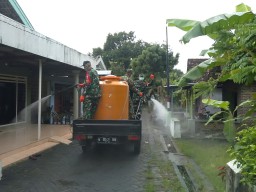 Babinsa Desa Jenggot Bersama Babinkamtibmas Melaksanakan Penyemprotan Disinfektan Covid 19