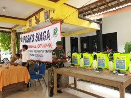 Terus Upayakan Pencegahan Virus Corona, Babinsa Koramil 0816/14 Taman Kodim 0816/Sidoarjo Gotong Royong Dirikan Posko Pemantauan