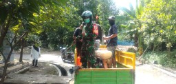 Hari ke 9, Babinsa Koramil 0816/12 Prambon berikan Edukasi dan penyemprotan desinfektan