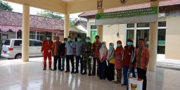 Antusias Membasmi Covid-19, Pemdes Desa Klantingsari Bersama Babinsa dan Babinkamtibmas Melaksanakan Penyemprotan Disinfektan