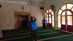 Babinsa Koramil 0816/12 Prambon melaksanakan Edukasi dan penyemprotan desinfektan bersama tim dari Puskesmas Prambon