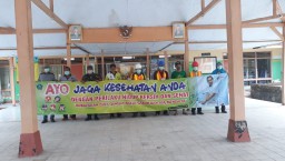 Babinsa Koramil 0816/12 Prambon tak bosan melakukan penyemprotan desinfektan