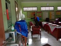BABINSA SERMA SAMURI , FORKOPIMKA DINKES WONOAYUMELAKUKAN PENYEMPROTAN DIDESA CANDINEGORO