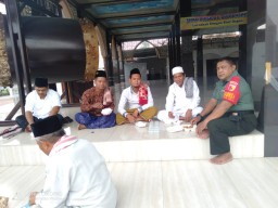 Babinsa Koramil 0816/13 Wonoayu Sosialisasikan Pencegahan penyebaran Covid -19 Di Masjid