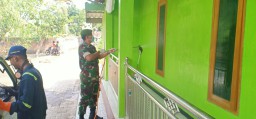 Dengan semangat Sertu A Yanis Babinsa Koramil 0816/01 Sidoarjo Penyemprotan disinfektan di desa Cemengbakalan Sidoarjo