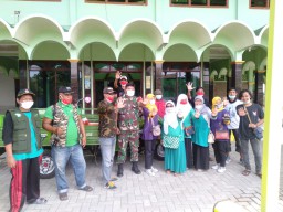 Cegah Covid-19 Babinsa Koramil 0816/13 Lakukan Penyemprotan Desinfektan