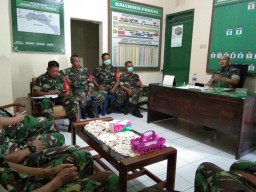 Danramil 0816/03 Buduran memberikan arahan gugus tugas terkait posko covid19 ke anggotanya