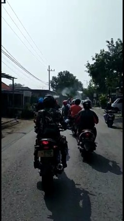 KORAMIL SEDATI BERSAMA INSTANSI TERKAIT ADAKAN PENYEMPROTAN DISINFEKTAN DI SEPANJANG JALAN RAYA SEDATI