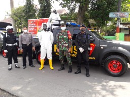 Babinsa Koramil 0816/08 Jabon Bersama Tim Lainnya Lakukan Penyemprotan Disinfektan Guna Cegah Penyebaran Virus Corona