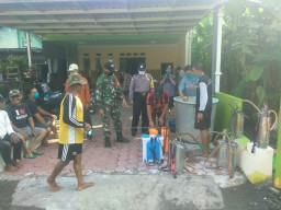 2 Desa Waung dan Keret Kec. Krembung Laksanakan Penyemprotan Disinfektan Covid 19