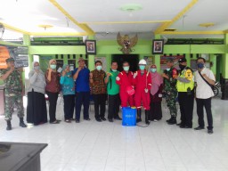Babinsa Koramil 04/Porong Relawan Desa Lajuk membangun Posko Pencegahan Covid-19