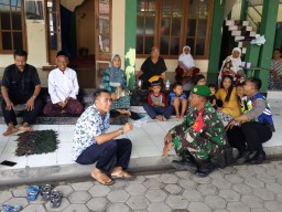 Pemdes Sidomulyo Bagi–Bagi Masker dan Imbauan kepada warga cegah covid-19