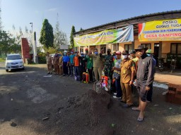 Babinsa Koramil 0816/11 Tarik Serka Asfian melaksanakan Penyemprotan Disinfektan Bersama Warga Masyarakat Desa Gamping Rowo
