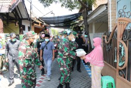 Bentuk Kepedulian, Dandim 0816 berbagi sembako di zona merah Sidoarjo