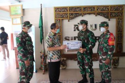 Dandim 0816/Sidoarjo berikan bantuan masker pada Tim Medis RSUD Sidoarjo
