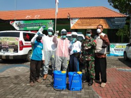 Babinsa Koramil 0816/17 Gedangan Bantu Penyemprotan Disinfektan Bersama Aparat Dinas Kesehatan KabupatenSidoarjo