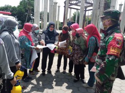 Babinsa Serka Muttakim bersama tim Puskesmas Barengkrajan laksanakan penyemprotan di Sekolah-sekolah wilayah binaan