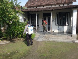Babinsa Koramil 0816/13 Wonoayu dan Pemdes Serta Warga Desa Becirongengor Lakukan Penyemprotan Cairan Disinfektan