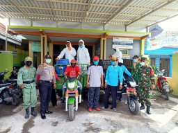 Babinsa Koramil 0816/08 Jabon Dan Para Relawan Adakan Penyemprotan Disinfektan Untuk Tangkal Covid 19